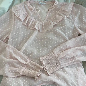 Rosa blus från ginatricot  - Säljer en ljusrosa blus från ginatricot i storleken 158-164 då den inte kommit till användning🩷