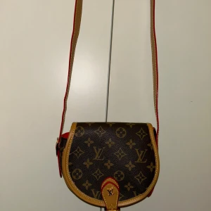 Axelremväska Dam - Nyskick, aldrig använd.  Justerbar rem. Praktiskt fin väska för små föremål som tex telefon, plånbok osv. 