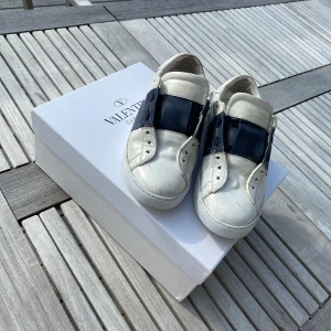 Valentino opens - Ett par riktigt schyssta valentino opens. Allt og följer med men skorna behovet bara en liten tvätt. Just nu har jag tagit av skosnörena för att tvätta dem men de är självklart på när du fått dem. Pris är ej hugget i sten och kan förhandlas vid snabb och smidig affär Hör av dig vid minsta lilla fråga!