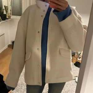 Vit vårjacka - Så fin vårjacka, oanvänd med prislappen kvar