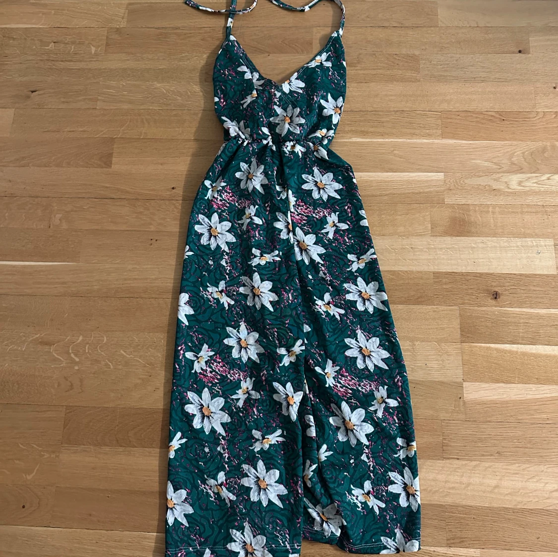 Grön blommig jumpsuit med knytband