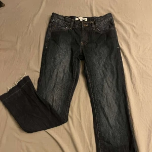Low waist jeans - Säljer dessa underbara jeans då de blivit lite försmå. De är i strl 36 men passar även 34! Går att sy upp om de inte passar i längden, finns inte längre att köpa🫶🏽 Vid frågor bara skriv så svarar jag fort!