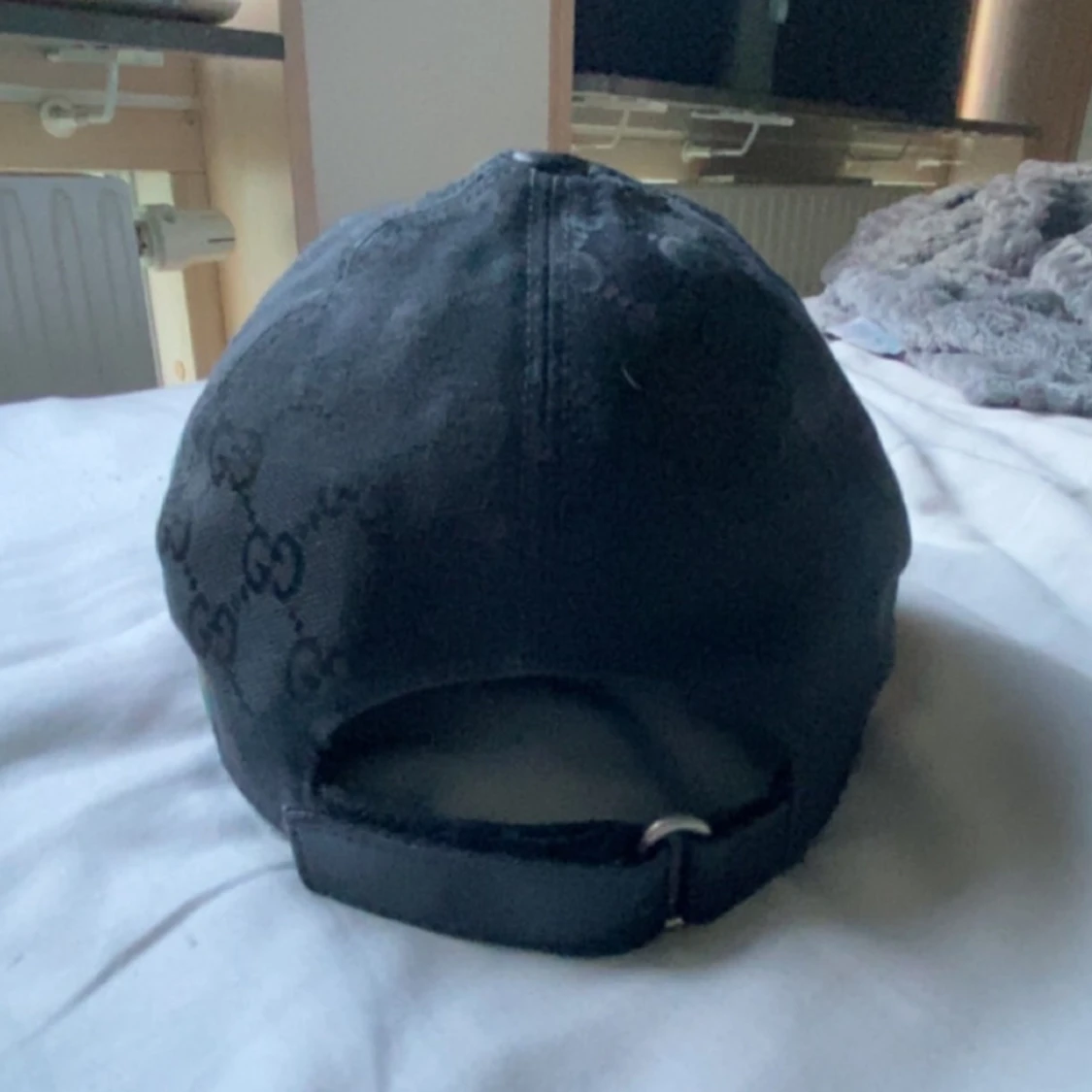 Svart keps från Gucci med röd och grön rand - 2