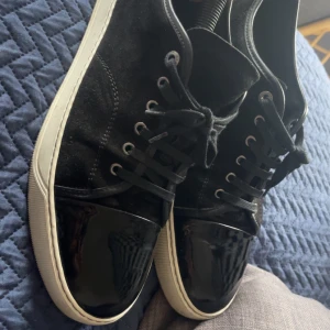 Svarta Lanvins! -   lanvin captoe med glans.                                Modell: DBB1.                                                                      Storlek: 45/uk11.                                                                Färg: Svart topp med vit sula.                                         Ingen låda