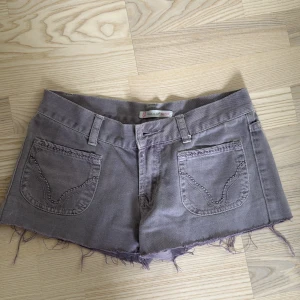 Grå jeansshorts från Paul & Joe Sister - Snygga grå jeansshorts från Paul & Joe Sister med fransig kant och dekorativa sömmar på bakfickorna. Klassisk femficksmodell med bälteshällor och låg midja. Aldrig använda eftersom de är försmå💘💘