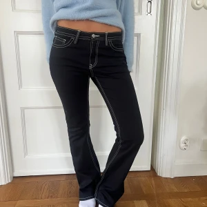 Weekday jeans  - Sååå snygga bootcut jeans från weekday. Väldigt mörkblå nästan svarta!