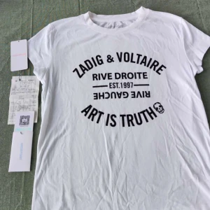Vit t-shirt från Zadig & Voltaire  - Vit t-shirt från Zadig & Voltaire, aldrig använd så är som helt ny❤️ Köpte den för 1099kr 