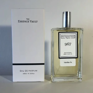 The essence vault 967 - The essence vault 967 100ml, denna är inspirerad av vanilla s*x. Helt oanvänd. Säljer fler parfymer, kolla min profil.