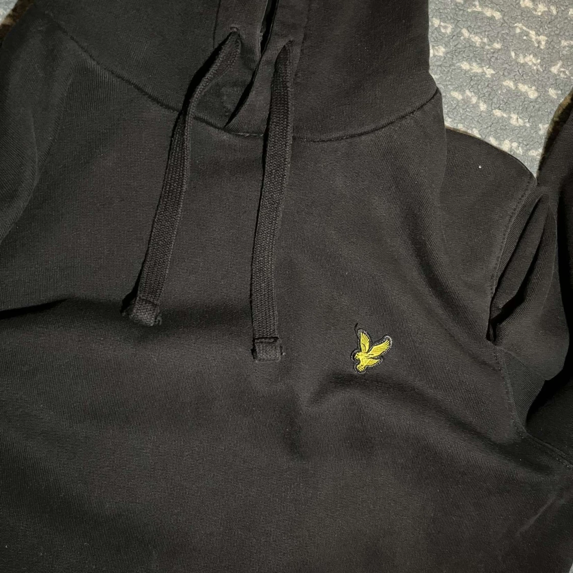 Svart hoodie från Lyle & Scott - 1