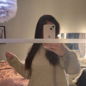 Beige stickad tröja - Mysig beige stickad tröja med grovstickat mönster och rund hals. Perfekt för kyligare dagar och enkel att matcha med olika outfits.