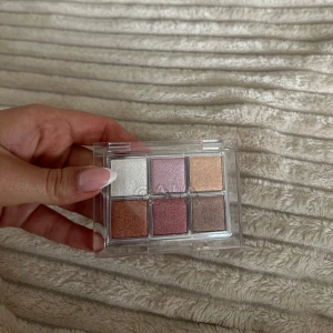 Disco Fever Eyeshadow Palette - Säljer en Disco Fever Eyeshadow Palette från Caia med sex skimrande nyanser i guld, rosa, koppar, silver och brons. Paletten är perfekt för att skapa glammiga ögonlooks. Aldrig testad, har tyvärr inte kartongen kvar! 