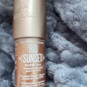 Sol de Janeiro Rio Sunset Glow Oil - Glow olja från Sol de Janeiro i nyansen Rio Sunset. Ger en skimrande, gyllene finish till både kropp och ansikte. Man får en solkysst glow. Använt ca 6 pumpar. 