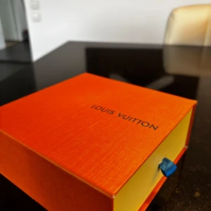 Svart Louis Vuitton bälte  - Säljer ett svart Louis Vuitton bälte. Levereras i originalförpackning med tillhörande certifikat och box. Skicka meddelande för pris diskussion😊 