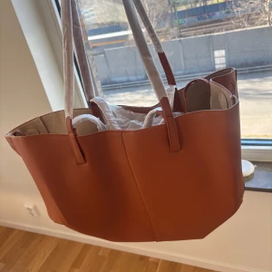 Brun rymlig väska  - Aldrig använd, köptes här på Plick aldrig använd innan köpet heller. Säljer den för att jag får inte användning av den 🌸 Perfekt nu till våren/sommaren🌸 priset går absolut att diskutera 🌸