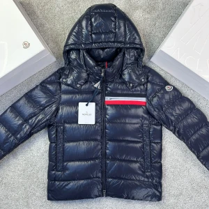 Moncler Jacka - Säljer denna Moncler jacka, den är använd men det finns inga skador eller tecken på användning, skick 9-9.5/10. Självklart äkta samt finns ett äktehetscertifikat från Garmsmarket🙌 Vid fler frågor och funderingar så är det bara att skriva🤝