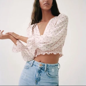  prickig blus från Zara - Supersöt blus från Zara. Storlek S. Nypris 300 💗 pris kan diskuteras vid snabb affär