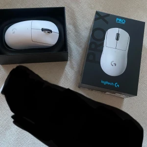 Logitech g pro superligt Gaming mus  - Helt ny mus från Logitech. Musen har inga tecken på användning och allting som vanligt kommer med!. Musen köptes från Logitech för cirka 1080 med rabatt därav utan rabatt kostar den cirka 1500 kr. DET SVARTA ÄR IFYLLT FÖR ATT DET VAR EN FLÄCK PÅ TÄCKET/FILTEN❗️ Skriv vid funderingar!👌🙏