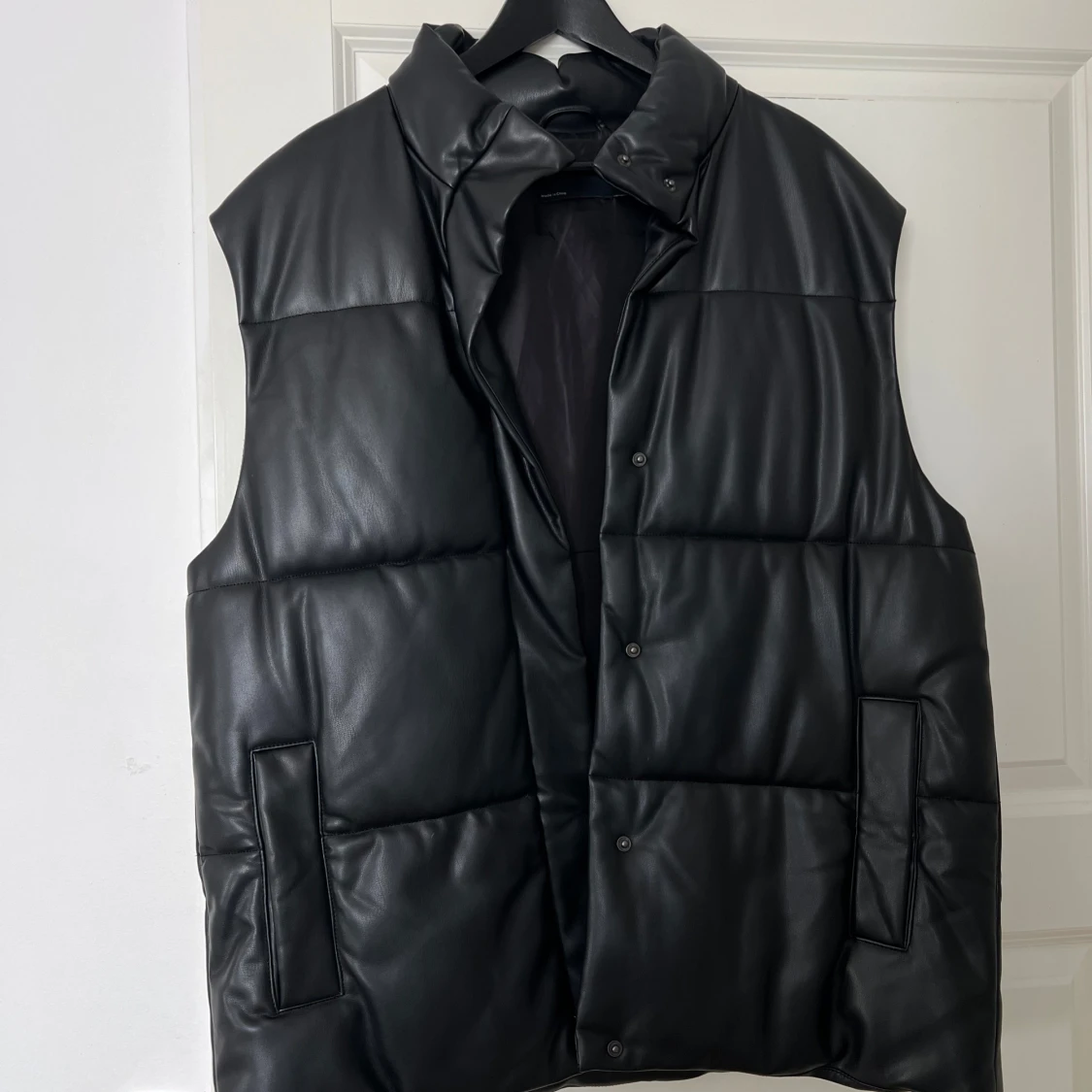 Svart väst i skinn
