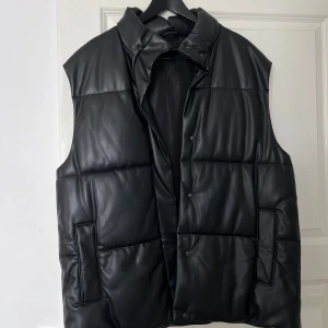 Svart väst i skinn - Svart väst i skinn från Asos design i strl 36. Nypris 599:- mitt pris 200:-