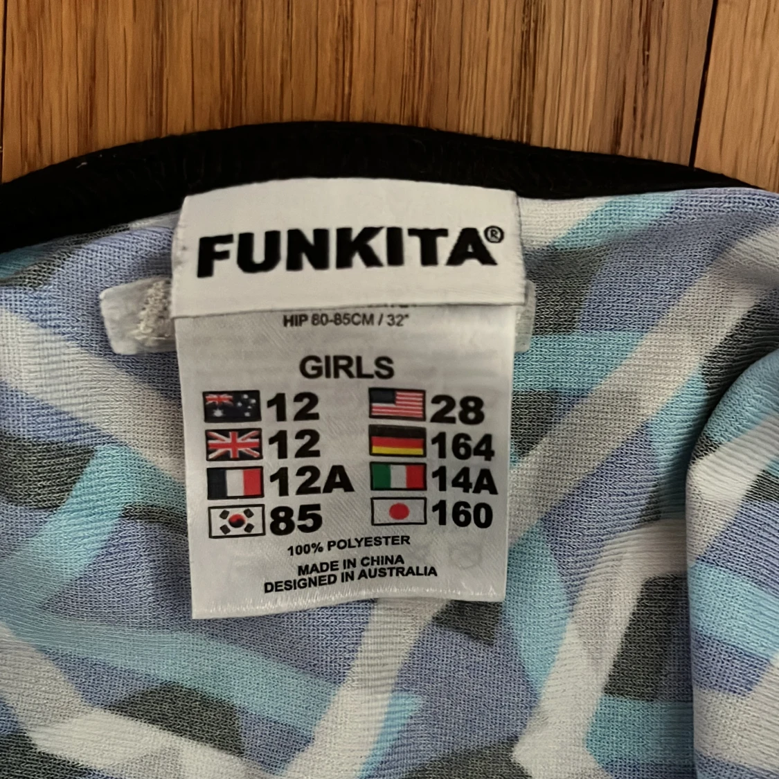 Blå baddräkt med grafiskt mönster från Funkita - 2