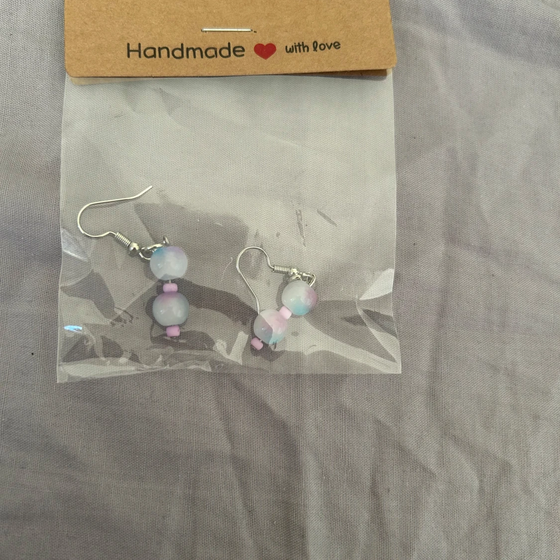 Handgjorda örhängen med pastellfärgade pärlor