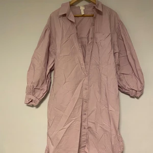 Lila oversized klänning - Lilla klänning endast använd en gång. Förlåt om ej strykt. Klänningen är väldigt stor för av vara storlek S, så passar mycket väl M och kanske till och med L