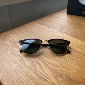 RayBan Clubmaster  - Bruna/guld Clubmaster från RayBan i storlek 49/21. Gröngrått-pioneer-glas. Repor på vänstra glaset (se bild) därav billigt pris! Ca 1150kr nypris. 