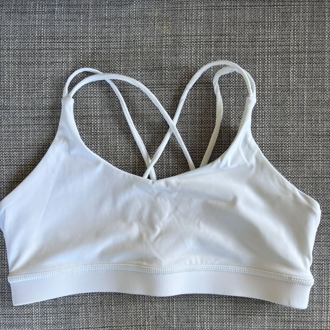 Vit sport-bh med korsade band