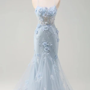 Ljusblå balklänning  - Magisk ljusblå långklänning med tunna axelband och transparent överdel dekorerad med 3D-blommor och paljetter. Klänningen har snörning i ryggen och ett elegant, svepande släp. Perfekt för bal eller festliga tillfällen. Bara testad🩵