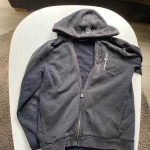 Svart fleecejacka från Sail Racing - Tjenare säljer en sail racing hoodie använder den inte längre men väldigt fin skick