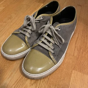 Lanvin skor - Säljer ett par tvärfeta skor från lanvin i väldigt snygg färg 🎨, hör av dig vid frågor :)