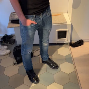 Blå jeans från Jack & Jones - Säljer ett par riktigt feta jeans från Jack and Jones. Vid köp av fler plagg får du rabatt, skriv om du har några funderingar!