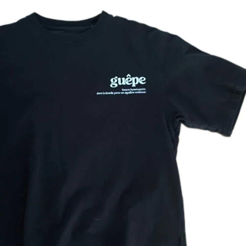 Står xs men passar mer M. Snygg svart t-shirt från Guêpe med ett stort tryck av en insekt på baksidan och en liten logga på framsidan. Perfekt för en cool och avslappnad stil.. T-paidat.