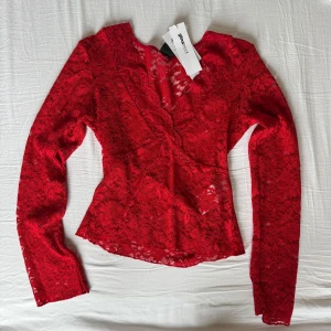 Röd spetsblus från Gina Tricot - Snygg röd spetsblus från Gina Tricot, som tyvärr aldrig kommit till användning! Helt ny och alla tags är kvar på ☺️ Skriv gärna vid frågor eller bud!