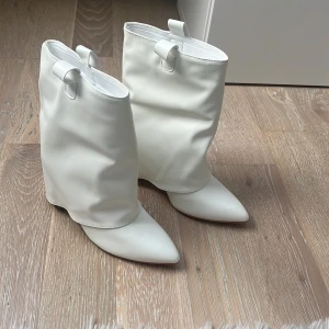 Vita stövletter med spetsig tå - Snygga vita boots med spetsig tå och stilren design 