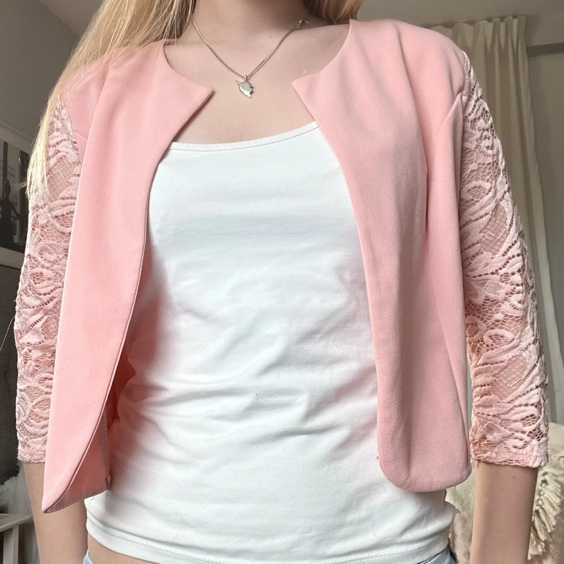 Rosa bolero med spetsärmar