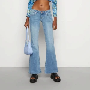 Lågmidjade jeans - Onlcoral ankle slit flare - Slutsålda lågmidjade jeans ifrån Only. Perfekta både till vardags och fest. Säljer då de inte kommer till användning, endast använda en gång. Nypris 450 kr💞💞De är stretchiga, skulle säga att de passar storlek 28/30 - 30/30. Skriv vid frågor!!