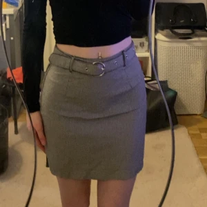 Kjol - Säljer en mini kjol med rutigt mönster i svart och vitt i storlek 34 ifrån H&M. Finns en dragkedja på vänster sida av kjolen och kommer även med bälte som går att välja storlek på runt midjan tills man är nöjd. Pris kan diskuteras. Aldrig använd men saknar prislapp. Skriv om funderingar finns.