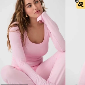 Rosa långärmad topp - Säljer en stilren rosa långärmad topp med rund halsringning. Toppen har en tight passform och är tillverkad i ett mjukt material som ger en bekväm känsla. Perfekt för en avslappnad look eller som basplagg i garderoben. Använt 3-4 gånger 