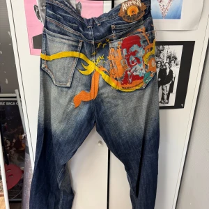 Baggy Akademiks jeans!! - skitcoola drainer type byxor, har heeldrag som man ser på bilderna, sitter bagge                                   #drainer #baggy #jeans #y2k #90’s #drip
