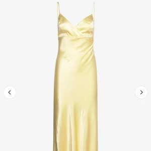 Gul balklänning - Elegant gul sidenklänning med smala axelband och v-ringad design. Klänningen har en lång och flytande siluett som ger en lyxig känsla. Perfekt för bal. Använd 1 gång  utan defenkter och tecken på användning🌸buda gärna! Modellen är 171cm lång. Lapp finns kvar