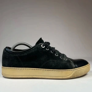 Lanvin skor - Säljer nu dessa feta Lanvin DBB1. Nypris runt 5000 kr vårt pris 2049 kr. Strl 41.5. Vid frågor eller funderingar skriv!