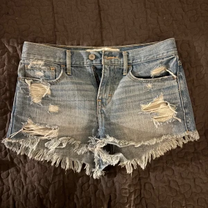 Blå jeansshorts från Abercrombie & Fitch - Lågmidjade shorts med skit snygga fickor ! Midjemått 73 de är så snygga 🩵