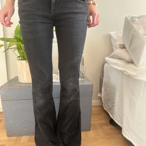 Svarta bootcut jeans - Snygga svarta bootcut jeans med en klassisk design. De har en tight passform upptill och vidgar sig vid anklarna för en trendig look. Perfekta för att ge en stilren touch till din outfit. De had eett hål vid skrevet som jag lagat hos skräddaren, kan skicka bild!🩷🩷