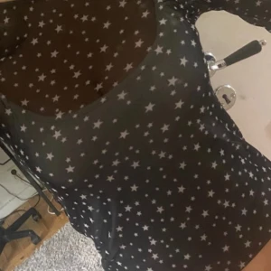 Mest topp - Använd 1 gång! Mest topp i svart men stjärnor på, super fin o bra skick