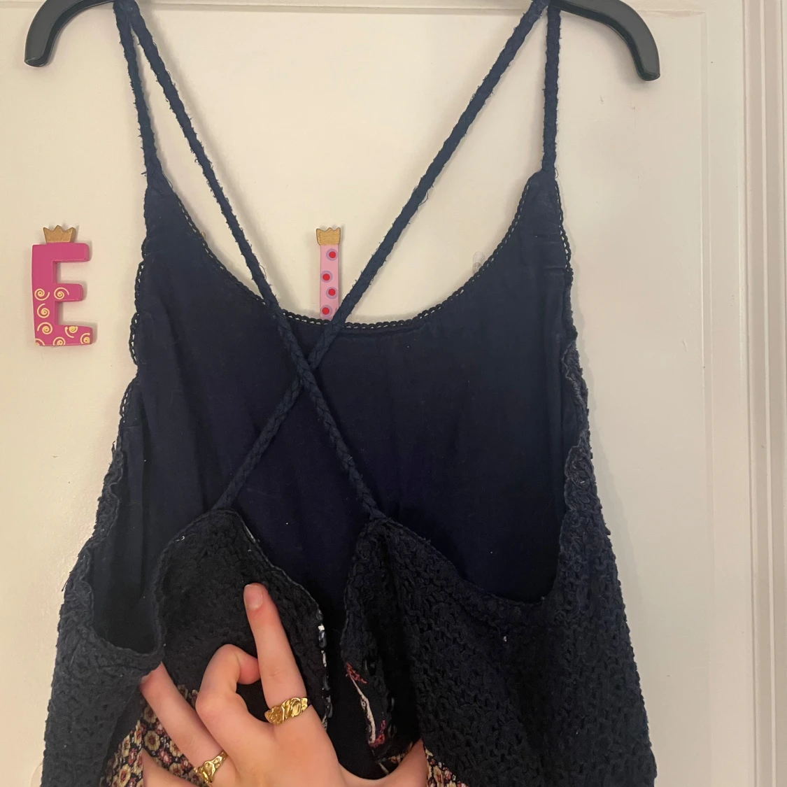 Mönstrad långklänning med spetsdetaljer - 1