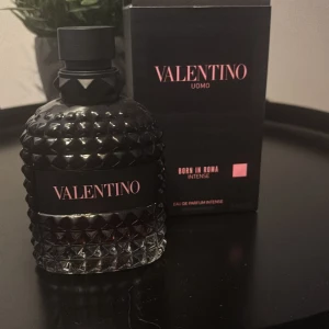 Valentino Born in Roma Intense - Säljer nu denna näst intill fulla Valentino parfymen, där mitt finger är på andra bilden är hur mycket som är kvar. Det är 100ml 