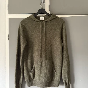 Johk Henric hoodie - Hoodie i 100% kashmir från John Henric! Den ör i prima skick, inga defekter. Nypris ligger på runt 2500kr! Storlek M!