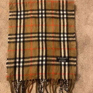 Burrberry halsduk  - Hej säljer denna burrberry halsduken 100 cashmere pris 899 du kan köpa alla 3 för 2000 finns på min profil skriv vid frågor och intresse mvh Lukas 