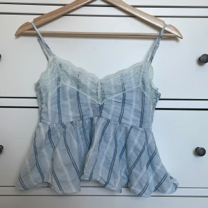 Zara topp - Gullig ljusblå topp från Zara i storlek small. Sitter lite croppat och har fin spets detalj!🐬 Perfekt topp till sommarn☀️